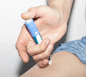 A person injecting weight loss drugs into their thigh