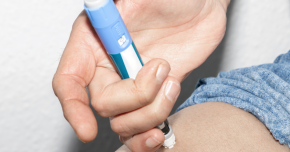 A person injecting weight loss drugs into their thigh